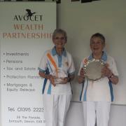 Madeira Ladies Indoor Singles Champion, Sue Harriott (r) and worthy runner-up Dee Williams